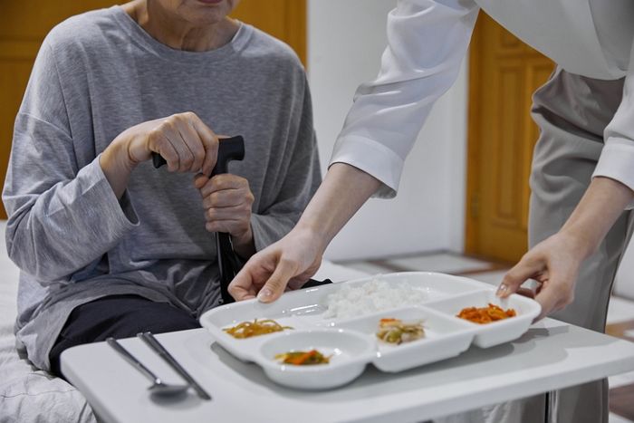 “주6일 12시간 야간근무인데”...노동청 ‘신고 각’이라는 말 나오는 구인글 ‘월급’ 수준