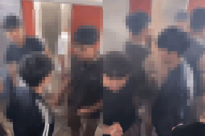 대구의 한 남고 화장실에 모인 학생들...담배 피우며 바닥에 침까지 뱉어 (영상)