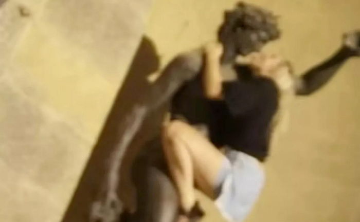 ‘짧은 바지’ 입고 유명 조각상에 올라탄 여성들... 키스하더니 음란행위까지