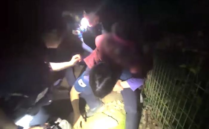 산에서 길 잃고 헤매는 할머니 ‘등에 업고’ 내려와 가족 품에 안겨드린 ‘청년 경찰’ (영상)