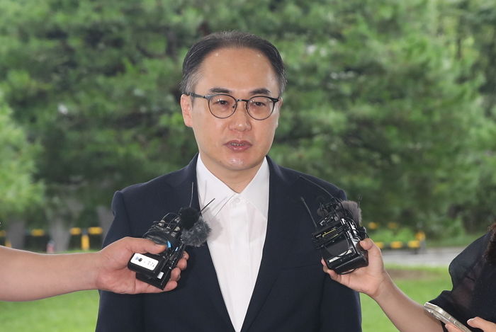김건희 여사 조사 ‘패싱’당한 이원석 검찰총장... 출근길 기자들 질문세례에 한말