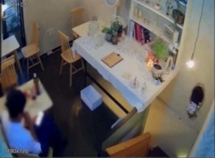 “아무도 없지?”... 음식점 구석에서 몰래 담배 피우는 진상 손님 (사진)