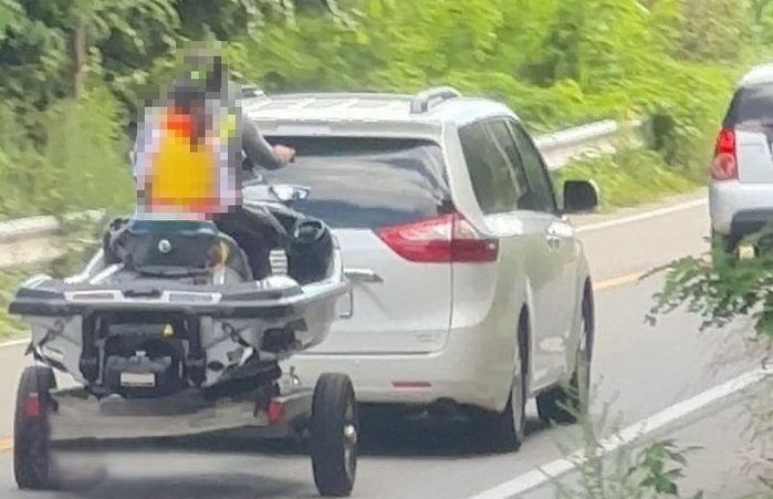 제트스키에 어린 딸 태워 끌고 가는 차주... 보호장구도 없어 ‘충격’