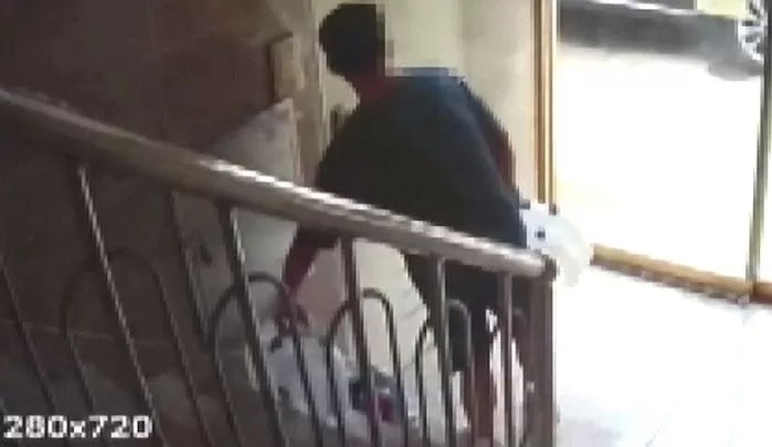 인증샷 찍고 생수 가져간 택배기사... ‘생수 도둑’으로 몰리자 “억울하다”며 밝힌 입장