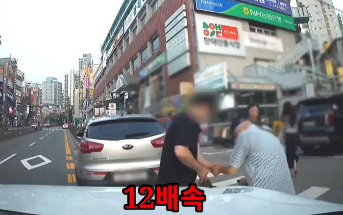 ‘지팡이’ 짚고도 부축받으며 걷는데... 운전석 들어가 차 몰고 가는 할아버지 (영상)