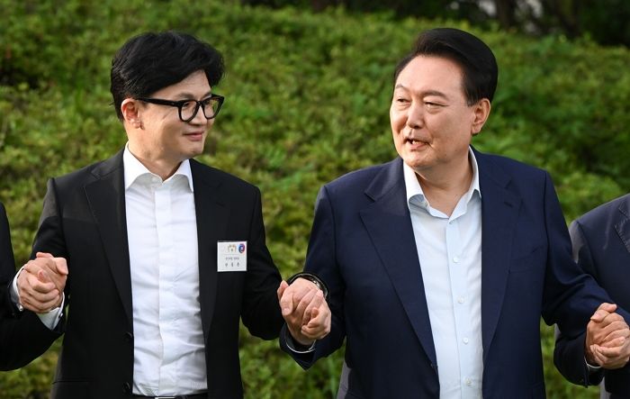 윤석열·한동훈, 삼겹살 만찬서 ‘러브샷’... “‘우리 한동훈’이라며 검사 시절 이야기도”