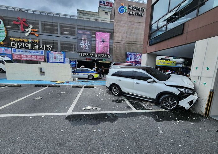 광주 시장서 건물로 돌진한 SUV 차량... 70대 운전자는 ‘급발진’ 주장