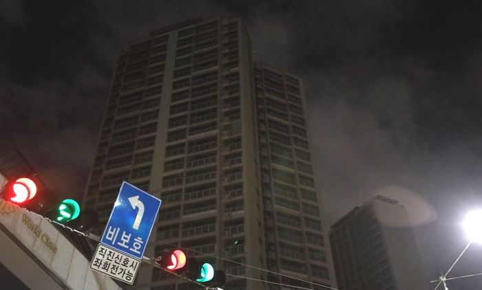 부산 한 건물 옥상서 20대 여성 떨어져 숨져... 고압선 건드려 일대 정전