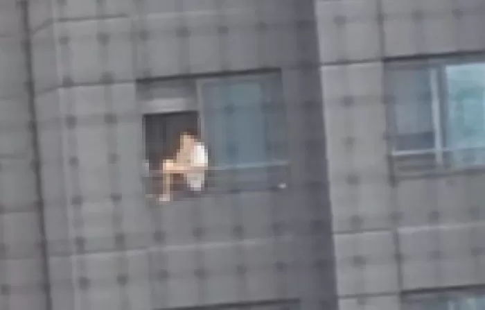 저러다 떨어지면 어쩌려고... 20층 난간에 아슬하게 걸터앉아 담배 피우는 남성