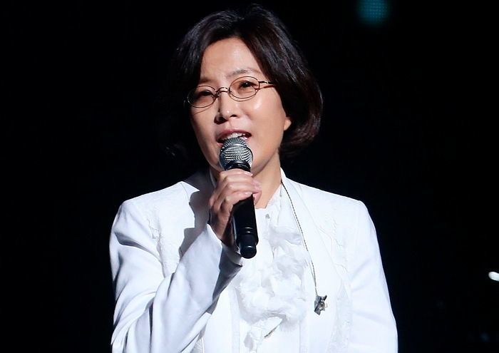 이선희, ‘법카 유용’혐의 벌금형... “팬 여러분을 실망시켜 죄송하다”