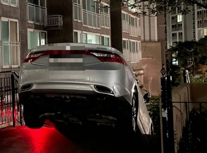 “도로인 줄 알았다”... 음주 운전하다 아파트 단지 내 계단 돌진한 60대 남성