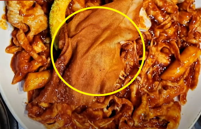 주문한 닭발에서 나온 양념 범벅된 행주... 종업원은 사과 대신 “실수였다”