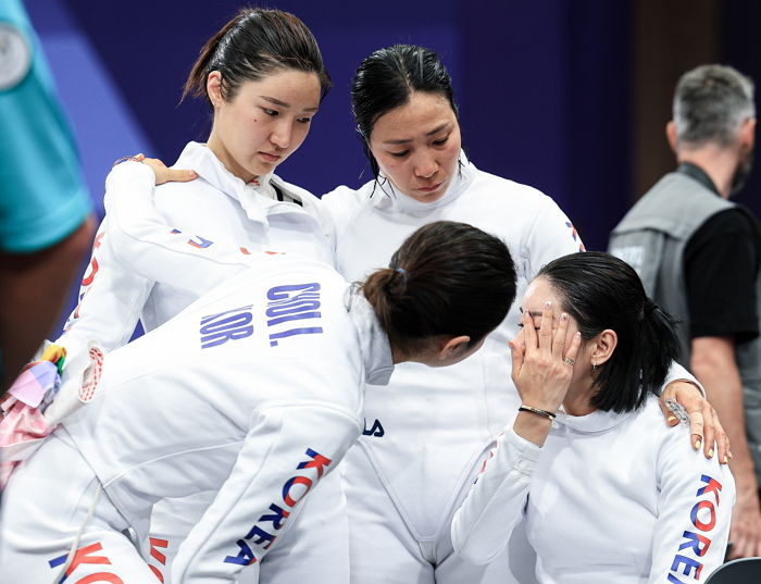 ‘세계랭킹 2위’ 여자 펜싱 에페 대표팀, ‘9위’ 프랑스에 지고 눈물 흘리며 국민들에 사과