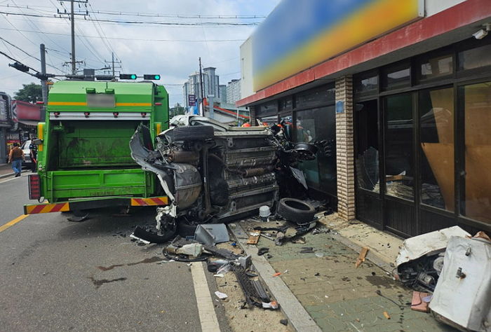 60대 딸이 몰던 승용차, 건물 들이받고 전도... 모친 숨졌다