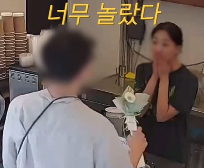청각장애 손님 ‘수어’ 써 맞이한 카페 업주... 한 고객이 찾아와 한 행동에 사장님 ‘입틀막’