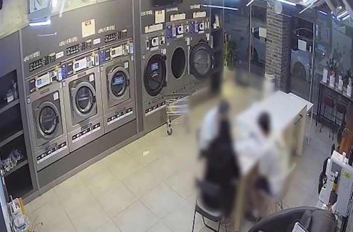 에어컨 빵빵한 무인 세탁방서 ‘배달 음식’ 먹방한 남녀 3명... CCTV 보던 사장 경악했다
