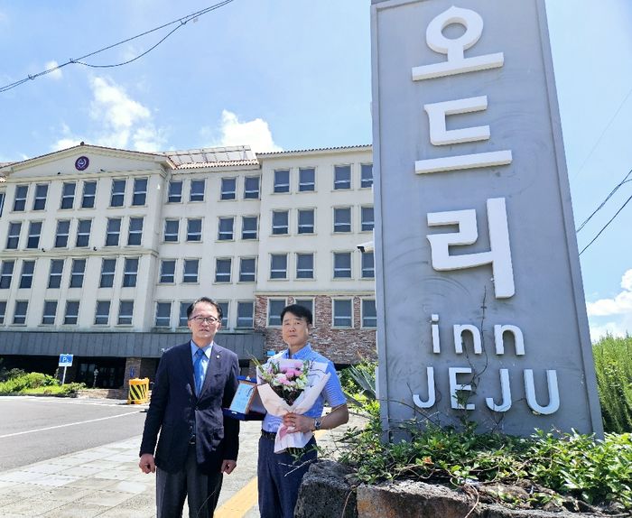 제주도로 수학여행 왔다가 폭우로 비행기 끊겨 갇힌 고등학생들에게 숙박·식사 쏜 호텔 사장님