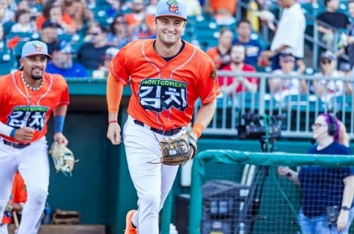 美 MLB 야구팀, 가슴엔 ‘김치’ 등엔 ‘배추’... 4년째 ‘김치’ 유니폼 입고 뛰는 이유