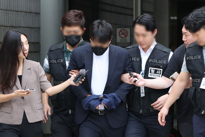 일행이 망보게 하고 유흥주점서 성폭행… 서울 성동구 의원 구속영장 기각
