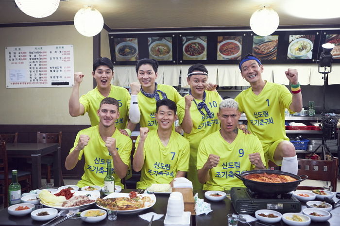 손흥민, 토트넘 동료들과 ‘신도림 조기축구회’ 입단했나... 단체 사진의 진실