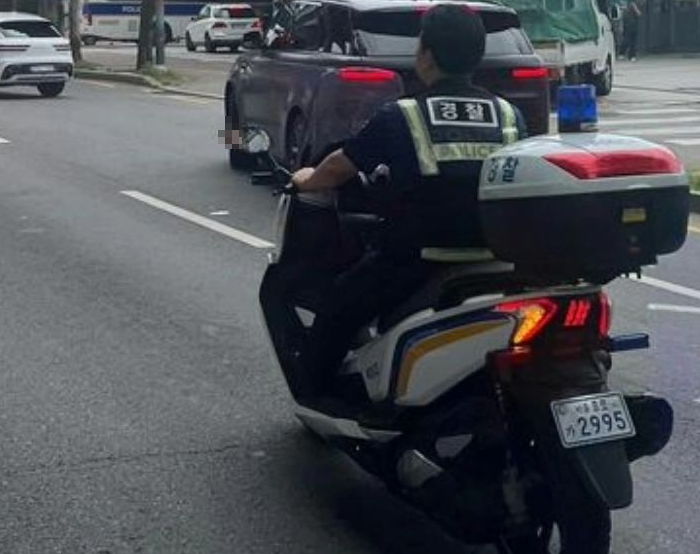 “경찰이 헬멧도 없이 오토바이 타고 다녀요”... 서울 시민 목격담 퍼져
