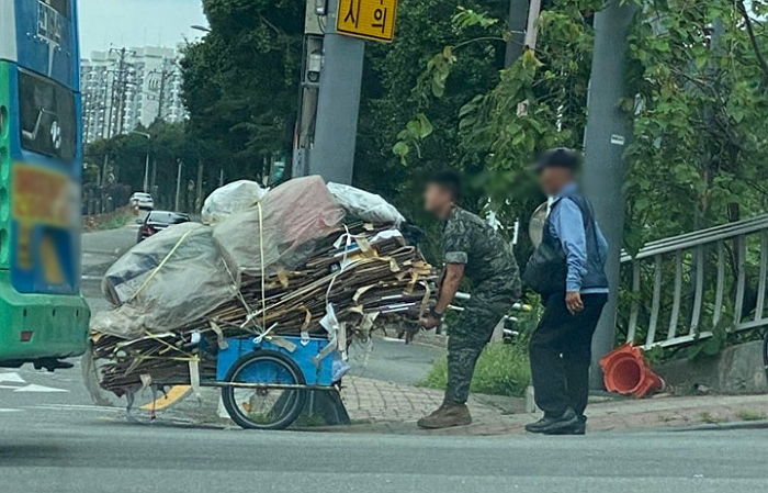 폭염에 힘겹게 리어카 끌며 땀 뻘뻘 흘린 노인... 망설임 없이 달려와 도운 해병대원