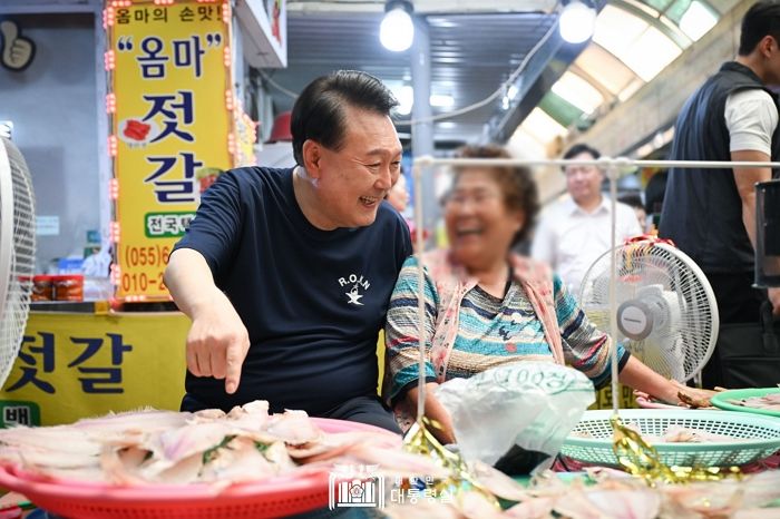 여름휴가 첫날 통영중앙시장 방문한 윤 대통령... “증시 폭락 눈치 봐야 vs 휴가도 못 가냐”