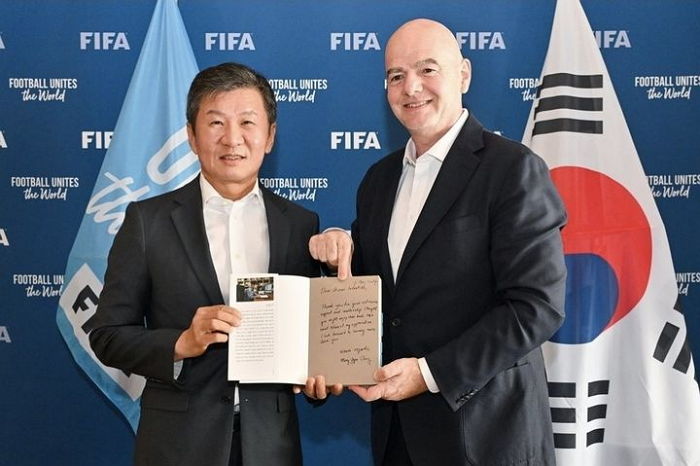 프랑스 파리 간 정몽규 축구협회장... FIFA 회장 만나 친필 편지 담긴 자서전 선물했다