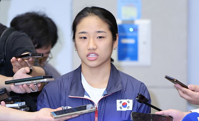 공항서 인터뷰하다 관계자에 팔 붙잡혀 끌려간 안세영... 배드민턴협회, 구구절절 해명
