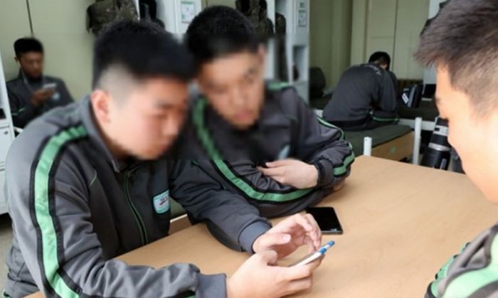 병사 ‘일과 후’ 휴대폰 사용 시간 안 늘린다... 훈련병은 주말·공휴일 1시간 휴대폰 사용