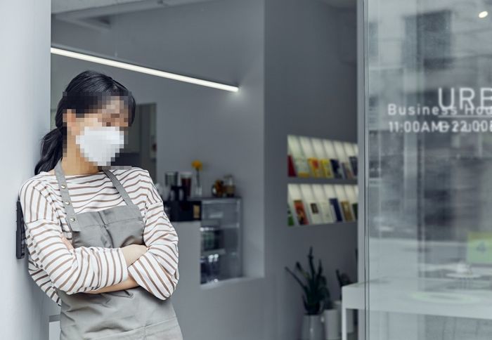 중화권 손님 5명 음료 2잔 주문하더니... ‘1인 1음료’ 요청에 카페 난장판 만들고 ‘손가락 욕’ (영상)