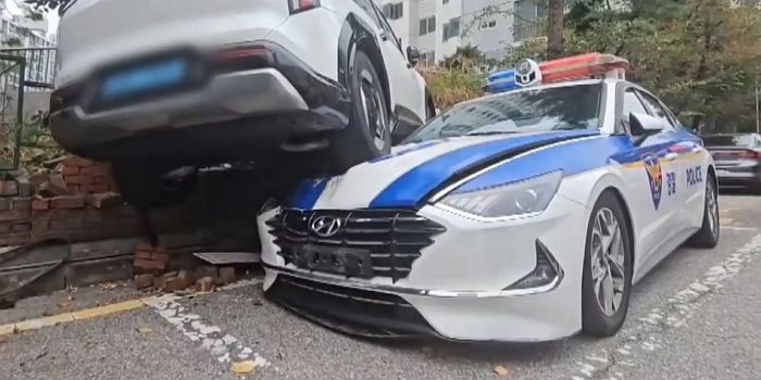 60대가 몰던 SUV, 하필 경찰차에 돌진... ‘급발진’ 주장하다 말 바꿨다 (영상)