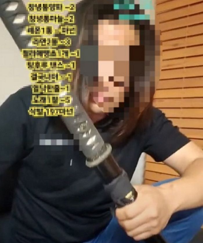 라방서 센 척하려 길이 87cm ‘일본도’ 휘둘렀다가 시청자 신고로 체포된 남성