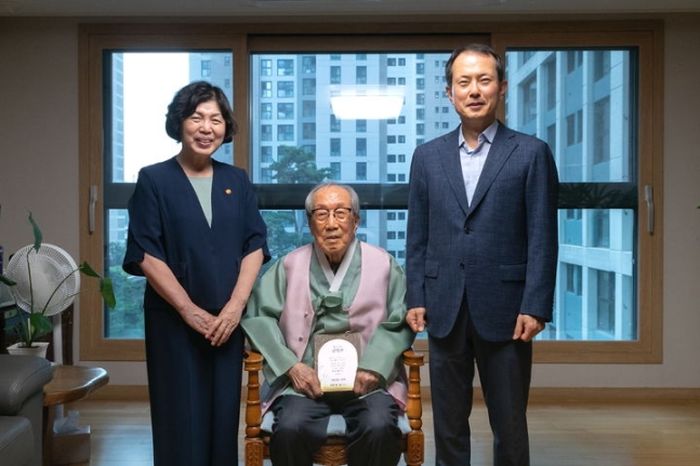 애국지사 찾아가 ‘처음 입는 광복’ 한복 전달한 빙그레... “마음 훈훈해져”