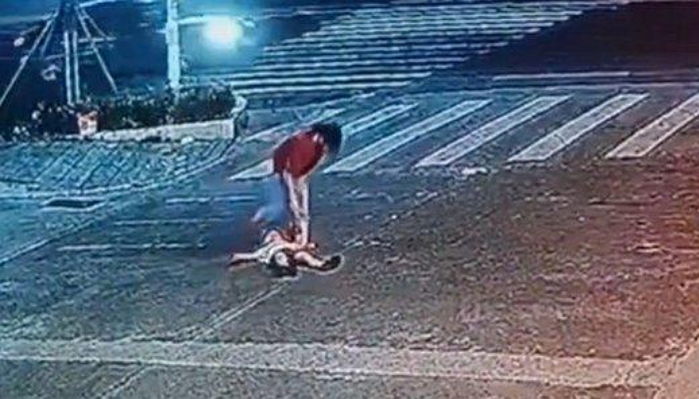 도로에 누워 떼쓰는 아들, 화난다고 그대로 두고 간 엄마... 차가 못 보고 그대로 지나갔다