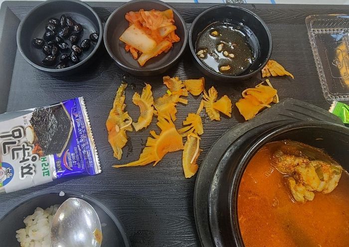 “휴게소에 주문한 김치찌개, 먹지도 않는 ‘심지’만 10개 가량 나왔습니다”