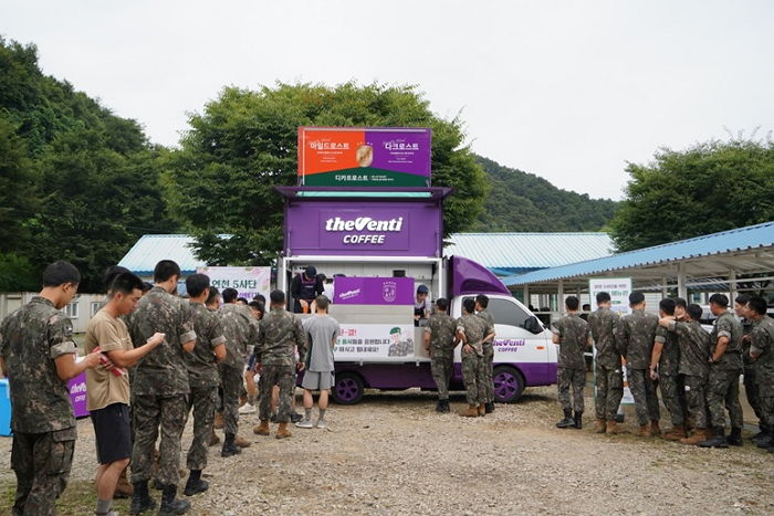 더벤티, 폭염 속 고생하는 국군 장병들 위해 커피차 쐈다