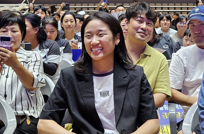 협회와 갈등해 마음고생 했는데... 고향 찾아가 ‘찐행복 100%’ 미소 터뜨린 안세영