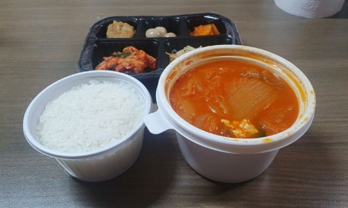 “만원짜리 김치찌개 배달시켰는데... 1인분 양 이게 맞는 건가요?”