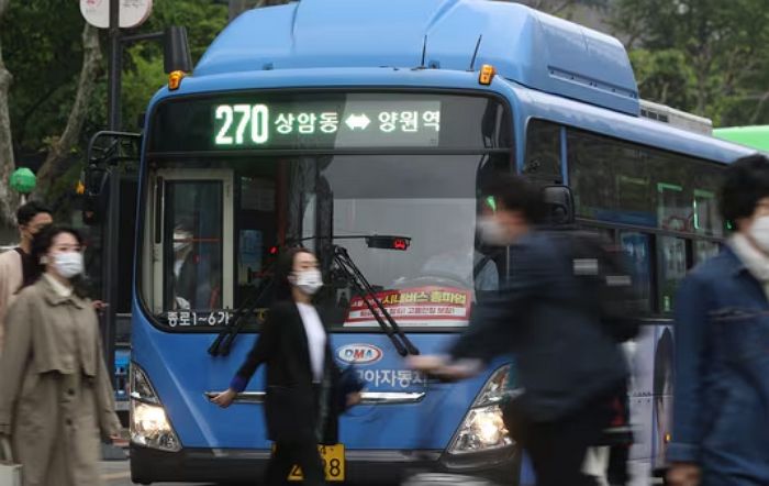 혼잡한 출근시간, 만원버스서 숨 몰아쉬는 임산부... 버스기사는 차를 세웠다 (영상)