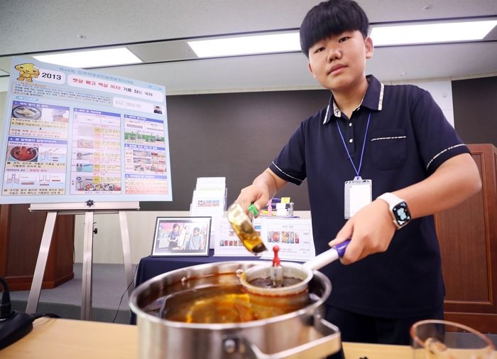 뱃살 뽈록 나온 아빠 걱정된 중3 아들... 직접 ‘기름잡는 국자’ 개발해 대통령상 받았다