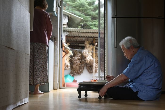 “치킨 드시고 건강하세요”... 추석 맞아 이웃 어르신들에 갓 튀긴 따뜻한 치킨 1000마리 선물한 BBQ