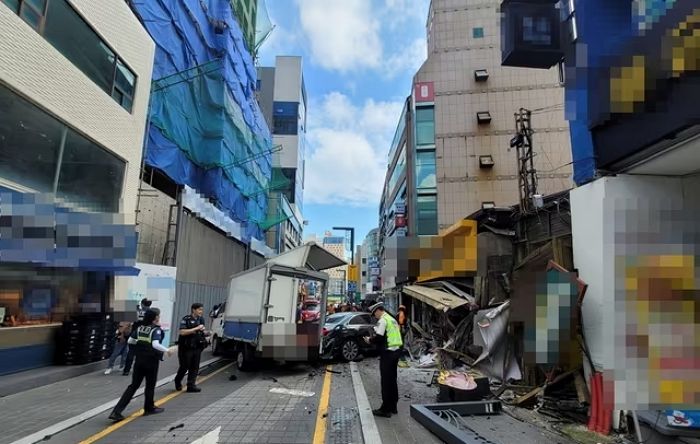 부산 해운대서 70대 운전자가 몰던 벤츠 인도로 돌진... 행인 2명 사망