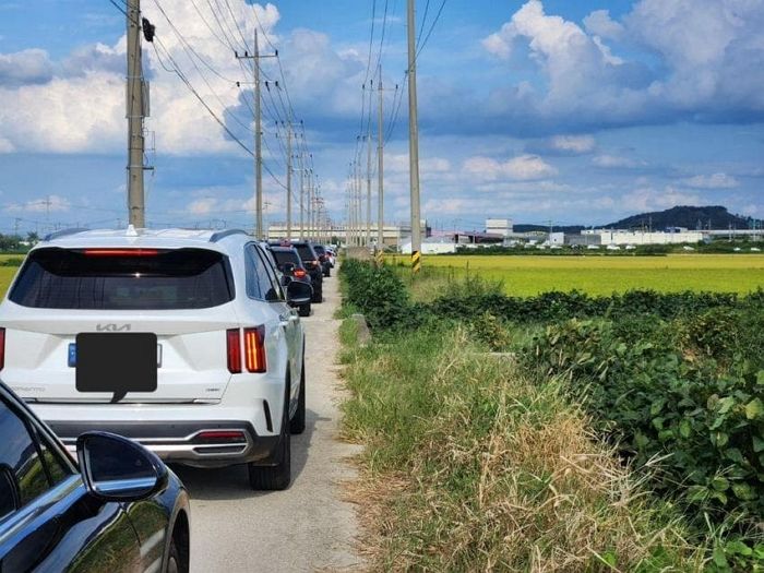 “귀성길 티맵에게 속은 차들”이란 제목으로 확산되고 있는 ‘귀경길’ 풍경