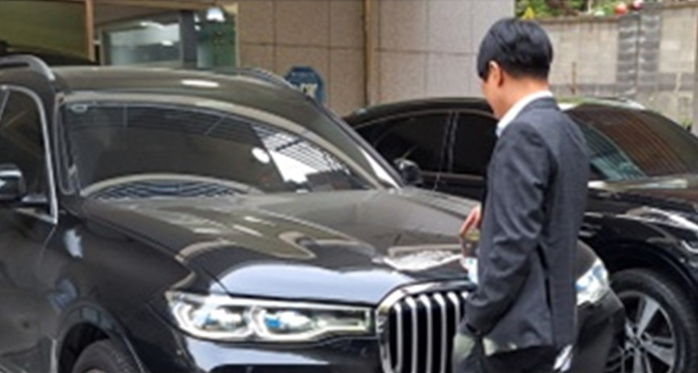 먼지 쌓인 BMW 차량 보더니... ‘ㅈㅈ’라고 19금 낙서한 양복남