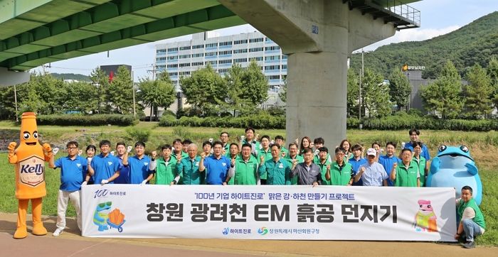 하이트진로, 깨끗한 하천 위해 팔 걷어붙였다... 100주년 기념 ‘맑은 강, 하천 만들기’ 2차 활동 진행