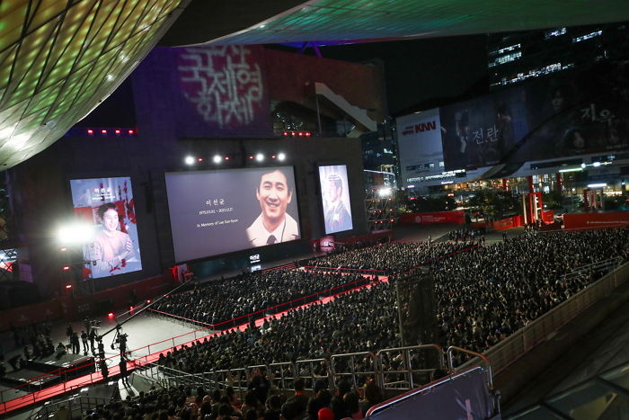 故이선균, 부산국제영화제 ‘공로상’ 수상에... 송중기·하윤경 등 동료 배우들 눈물바다 된 현장