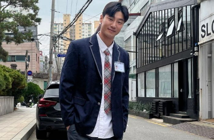 넷플 ‘택배기사’서 얼굴 안 나온 단역 배우들 알린 김우빈, 결혼식까지 참석해 의리 지켰다