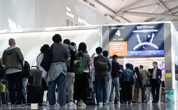 국군의날·개천절 징검다리 연휴를 앞둔 29일 인천국제공항 출국장이 여행객들로 붐비고 있다. 2024.9.29/뉴스1