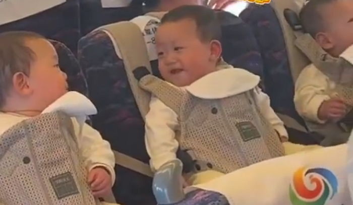 옆자리에 세쌍둥이 아기 타서 좌절했는데... “‘육아 고수’ 아빠 덕분에 있는 줄도 몰랐습니다”